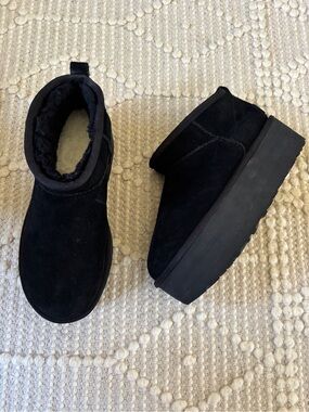 UGG Women’s Black shearling Platform Boot slipper size 7